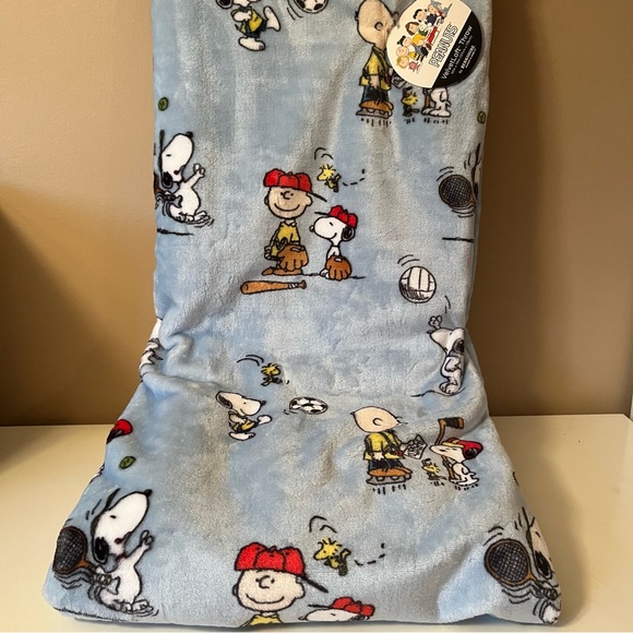 Peanuts Snoopy Sports Blanket Throw - Picture 1 of 5